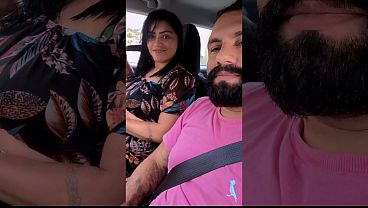 Hotwife Exibindo A Bucetinha Peluda Na Rua Enquanto O Corno Filma Tudo