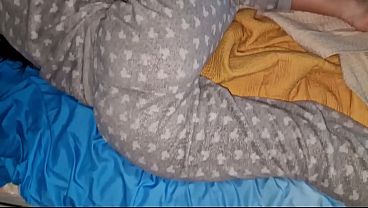 Encuentro A La Novia De Mi Hermano Desnuda En Mi Cama, La Despierto Follándola Duro Y Termino Bañando Su Culo Con Semen Caliente Sin Protección.
