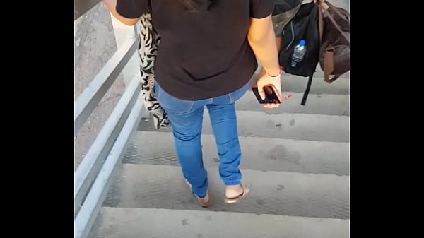 Hot Indian Babe Shows Off Her Sexy Item