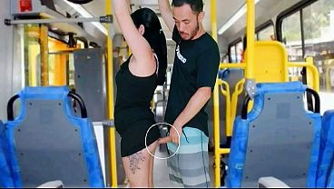 Morena Se Insinuando E Se Tocando No ônibus, Provocando Olhares.