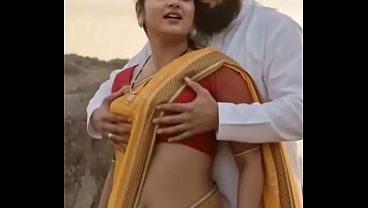 Desi Bhabhi Ki Saree Mein Dabaye Jaate Huye Chuchiyon Ka Romantic Khel