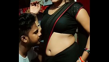Desi Bhabhi Ki Saree Mein Navel Ki Romance, Garam Aur Sexy