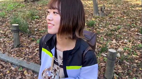 りお(18)テニス部の現役高3生、じゅっぽり吸引フェラで初めて精子を味わい、部活で鍛えた肉体でセルフピストン、ゴム外しで無許可中出し