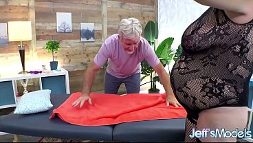 Masseur Slides His Tongue All Over Curvy Sasha Syren’s Sensitive Spots