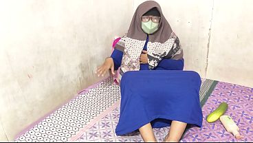 Cewek Hijab Indonesia Lagi Colmek, Nikmatin Sensasi Basahnya Yang Bikin Nagih
